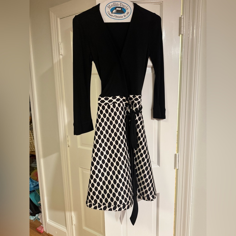 Diane Von Furstenberg Black and White Tie Front Midi Dress size 6